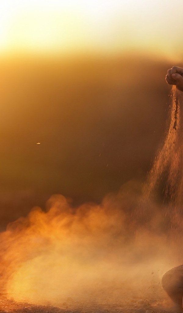 Мальчик играет песком