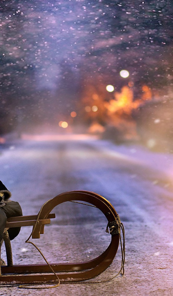 Мальчик катается на санках