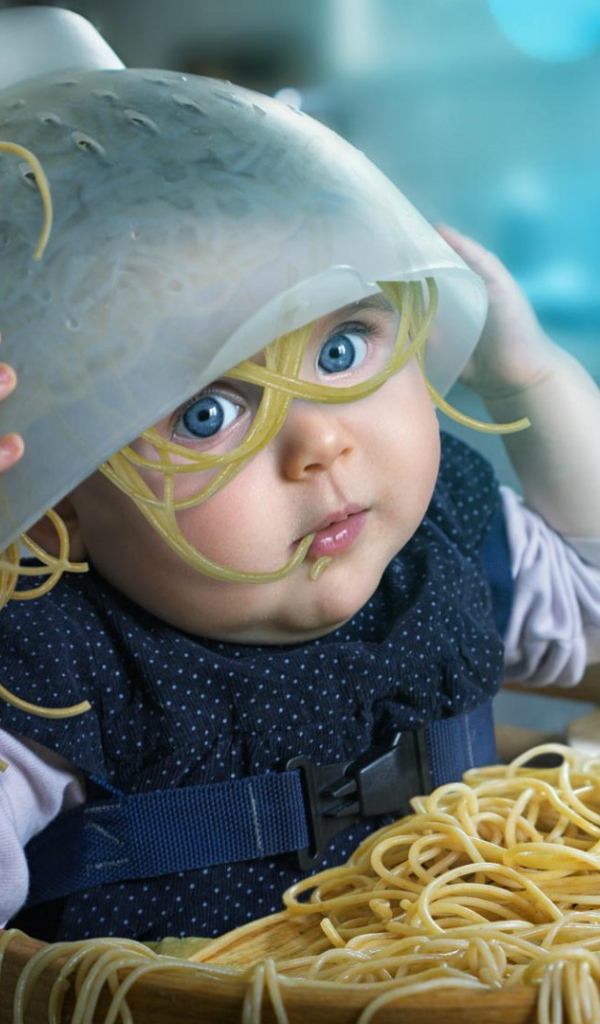 Ребенок с лапшой