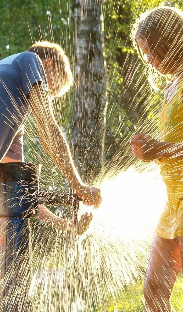 Дети играют с водой