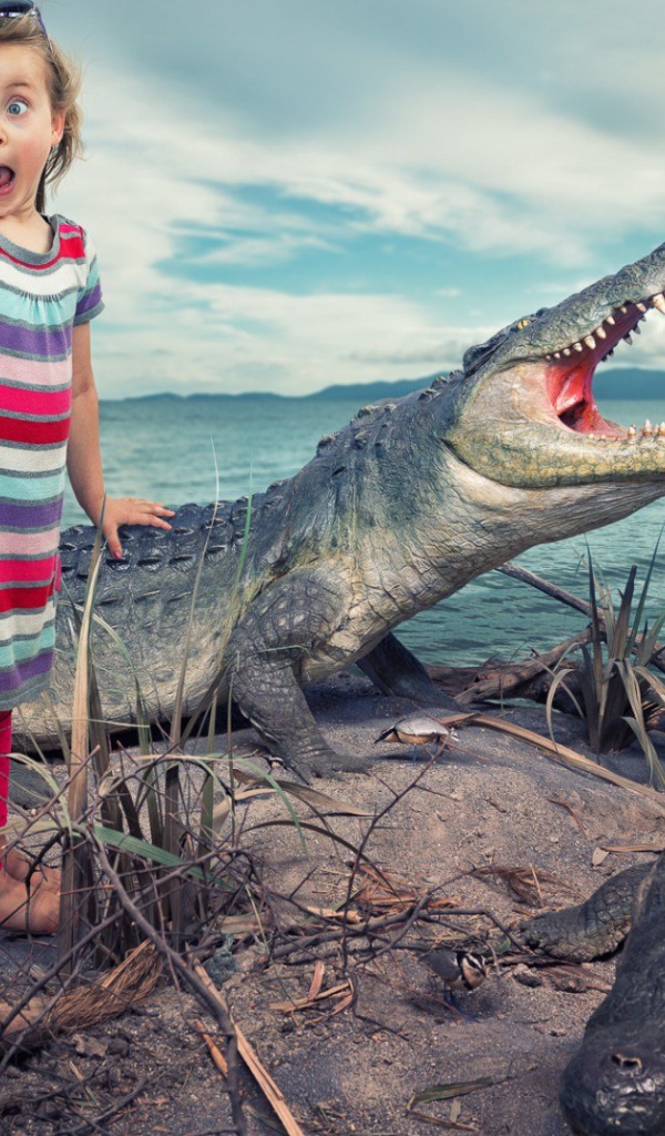 Девочка среди крокодилов