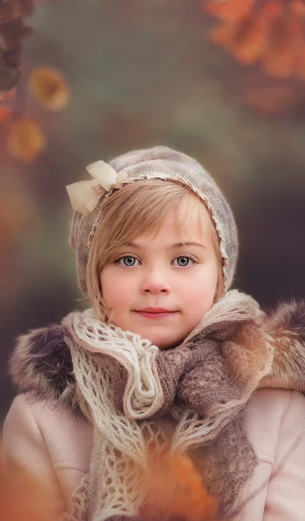 Девочка ребенок в осеннем наряде
