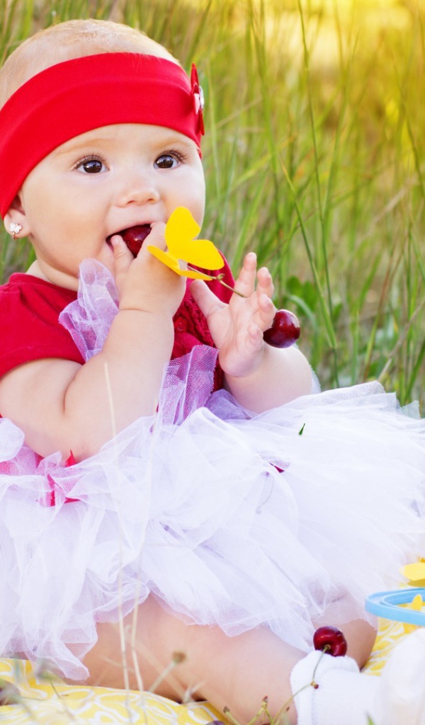 Девочка кушает спелые вишни