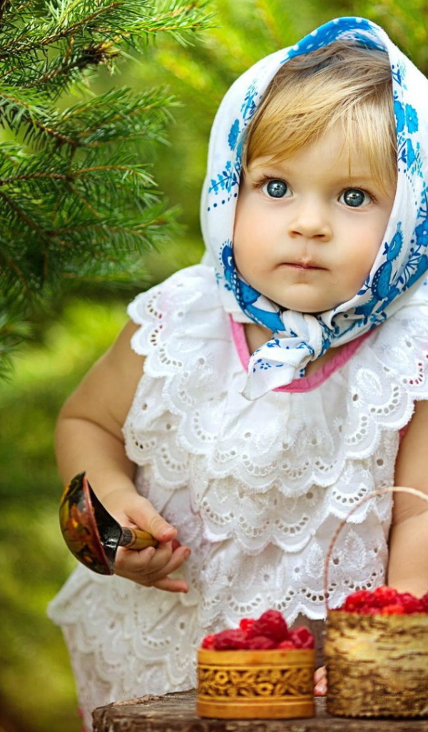 Девочка с корзинками лесных ягод