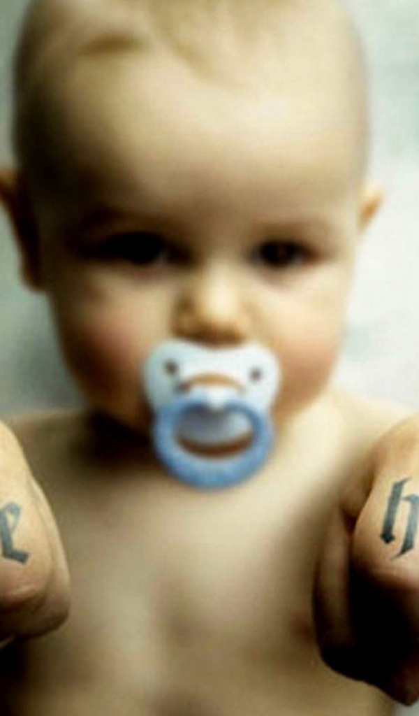 Надписи на пальцах малыша