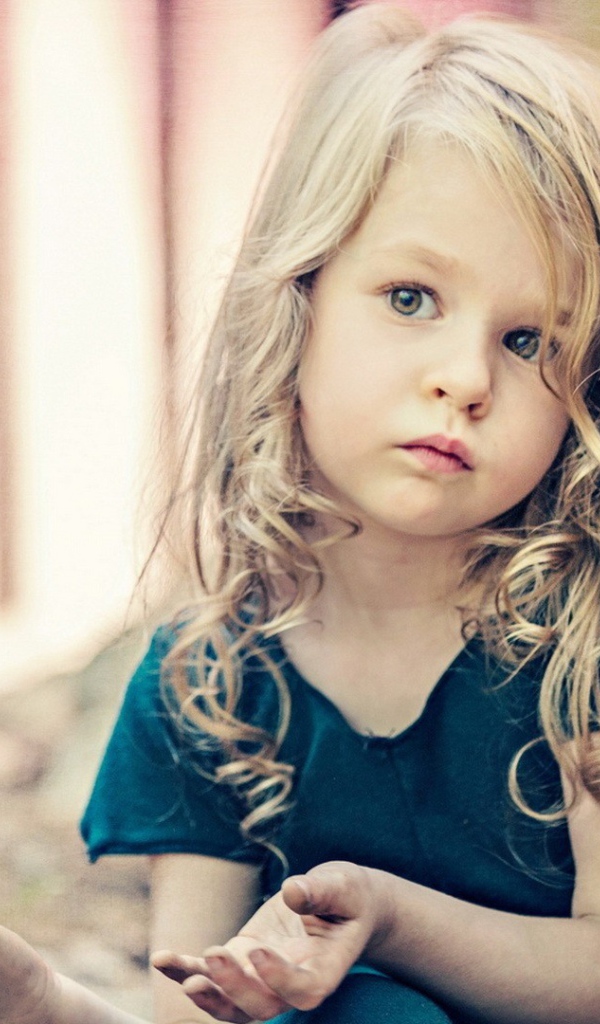 Маленькая белокурая девочка