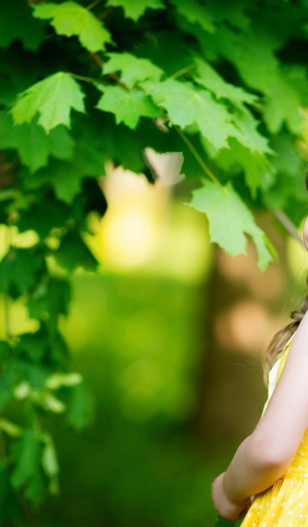 Маленькая девочка у зеленого клена