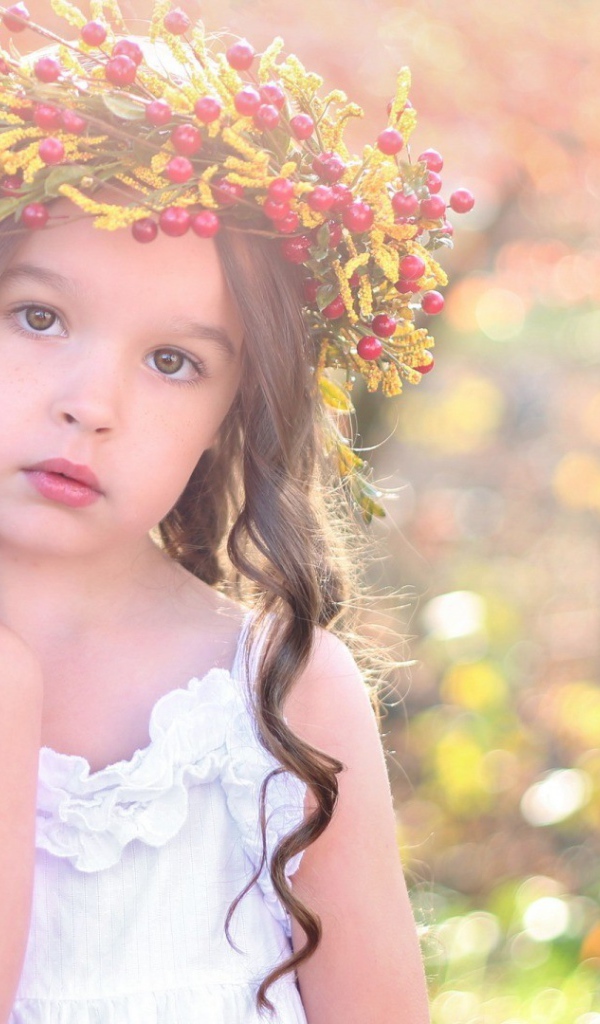 Маленькая девочка с венком на голове