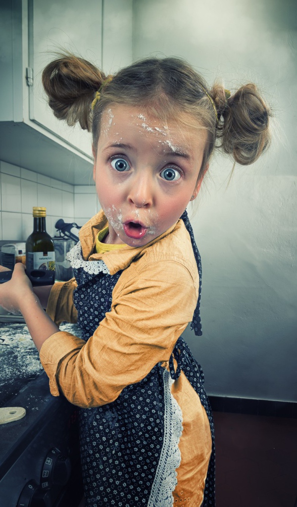 Маленькая помощница на кухне