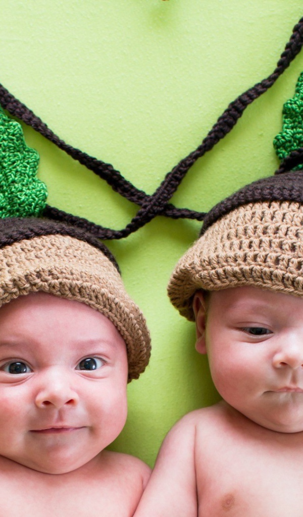 Маленькие близнецы в милых шапках