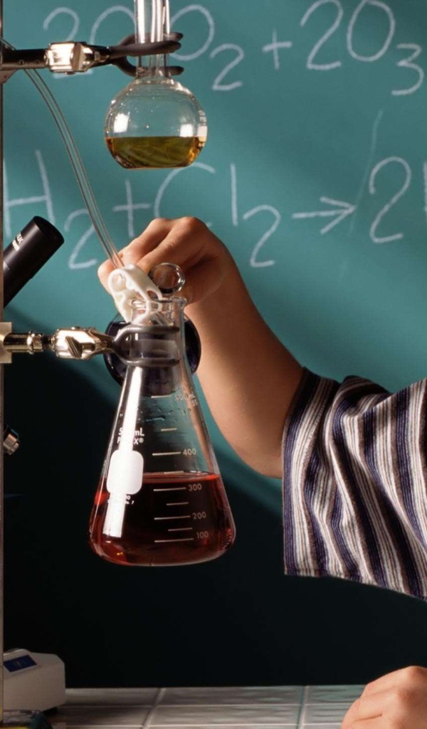 Школьник в кабинете химии