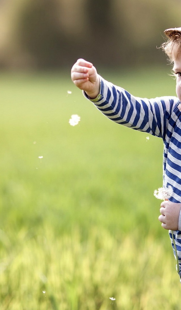 Мальчик в полосатой кофточке