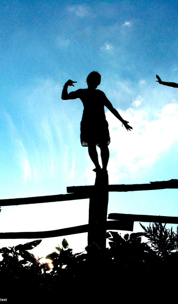 Дети позируют