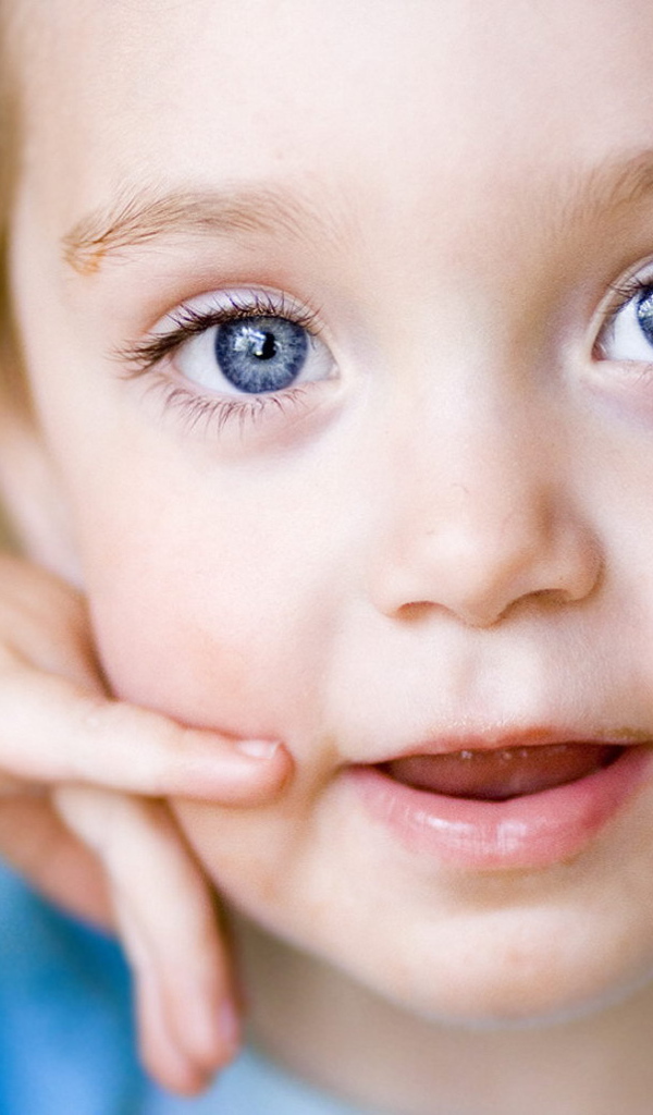 Маленькая девочка с голубыми глазами