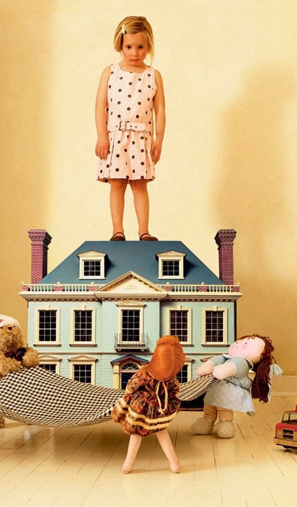 Девочка на крыше дома