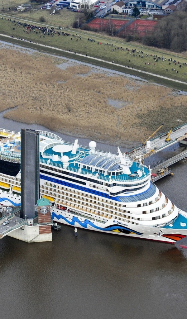 Корабль Аида проходит разводной мост