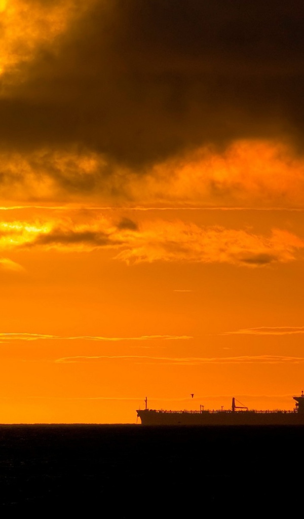 Большой корабль на горизонте