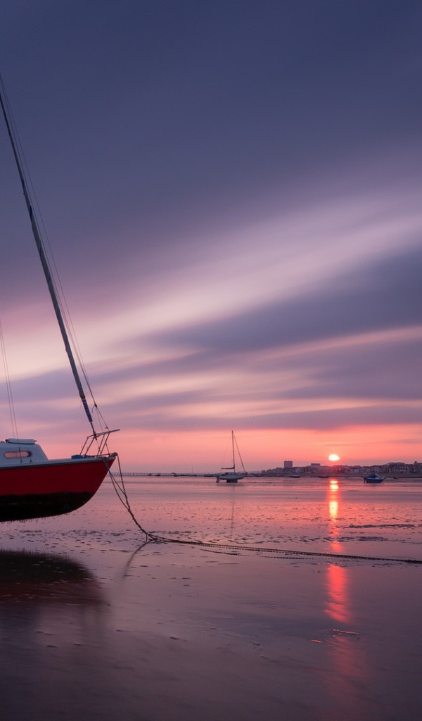 Катер на суше во время отлива