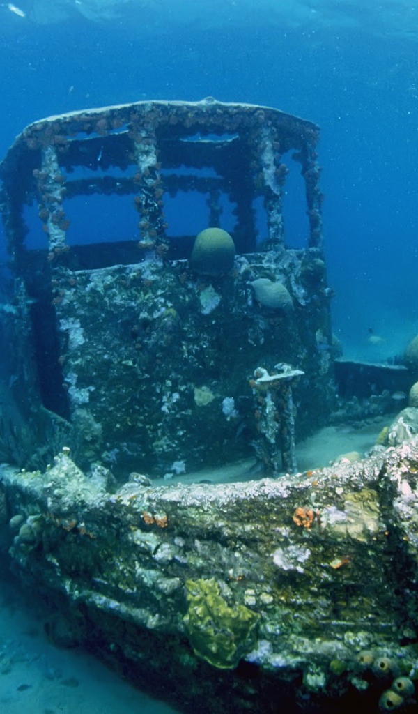 Лодка на дне моря