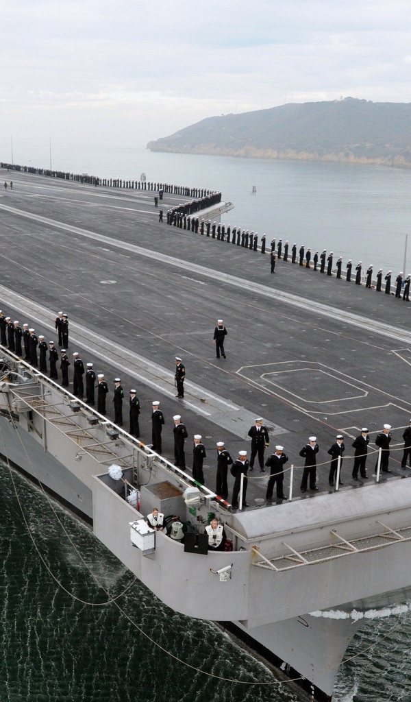 Построение матросов на борту авианосца