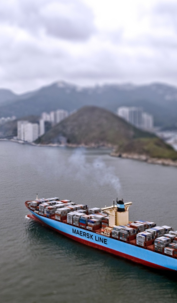 Контейнеровоз отправляется в путь