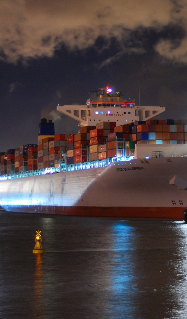 Контейнеровоз Коско в порту