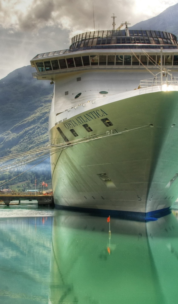 Круизный лайнер в горах