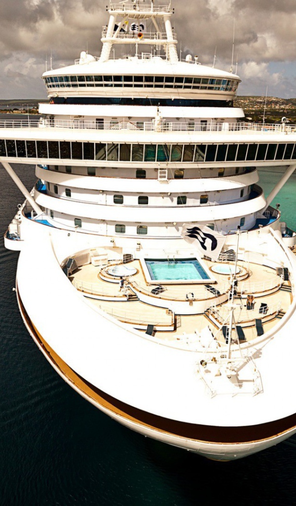 Круизный лайнер с обзорной палубой