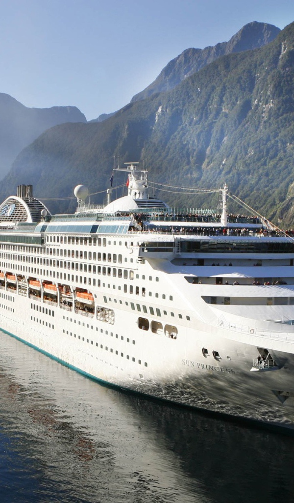 Круизный лайнер у берегов Норвегии