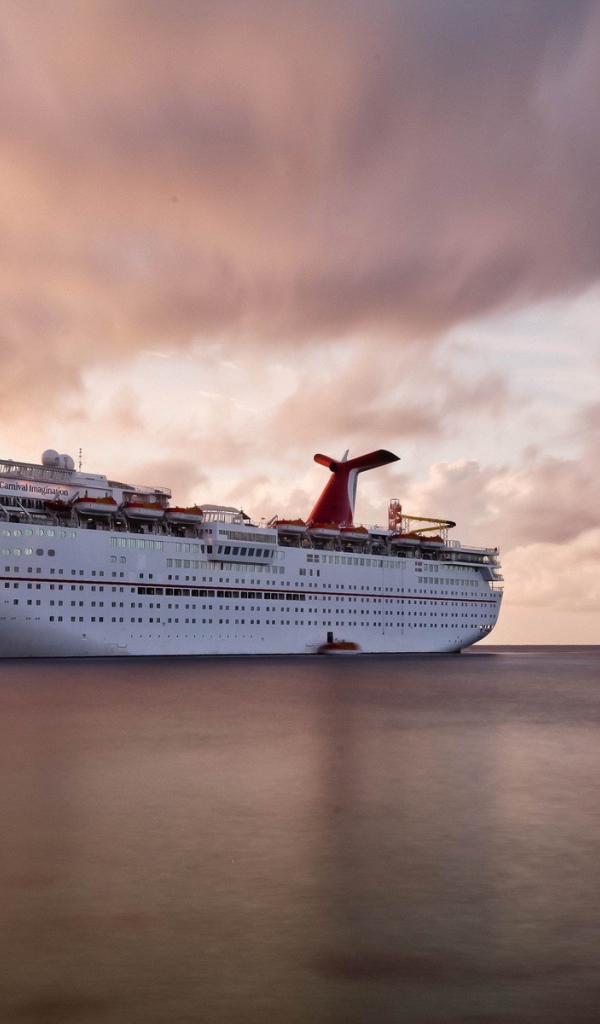 Круизный лайнер на фоне розовых облаков