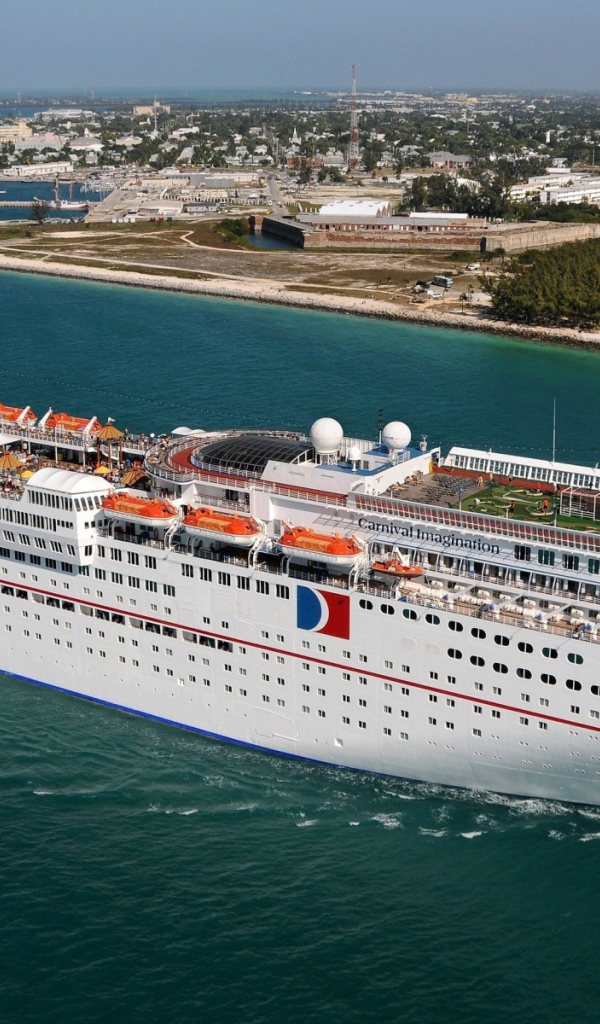 Круизный корабль с красной трубой