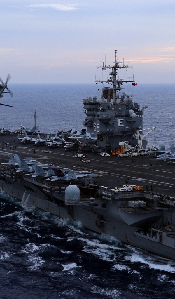 Вертолет на фоне авианосца