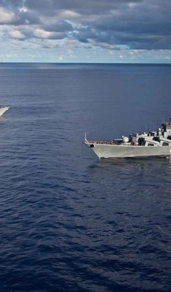 Встреча военных кораблей в море