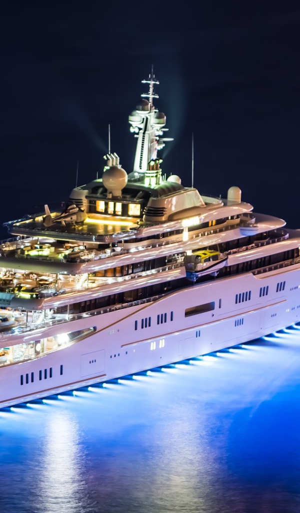 Ночные огни на дорогой яхте