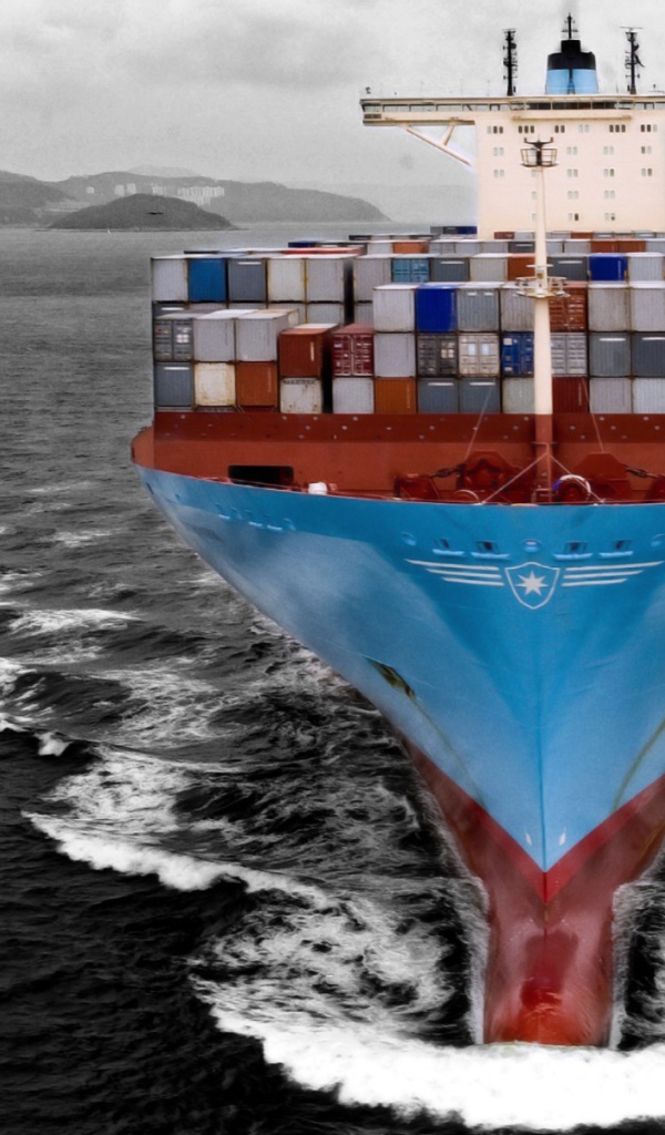 Быстрый контейнеровоз в море
