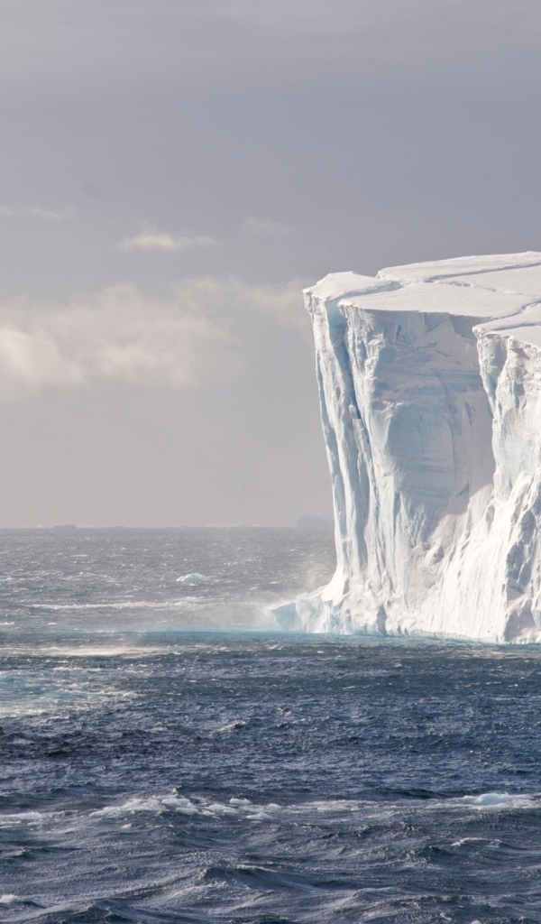 Научный корабль у кромки ледникового щита