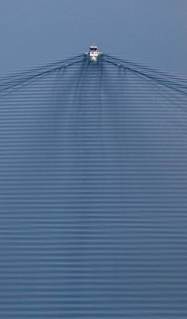 Рябь воды за катером