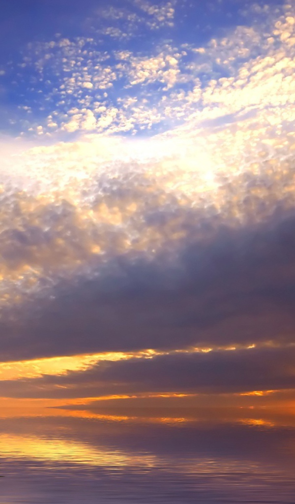 Парусная лодка в спокойном море на закате