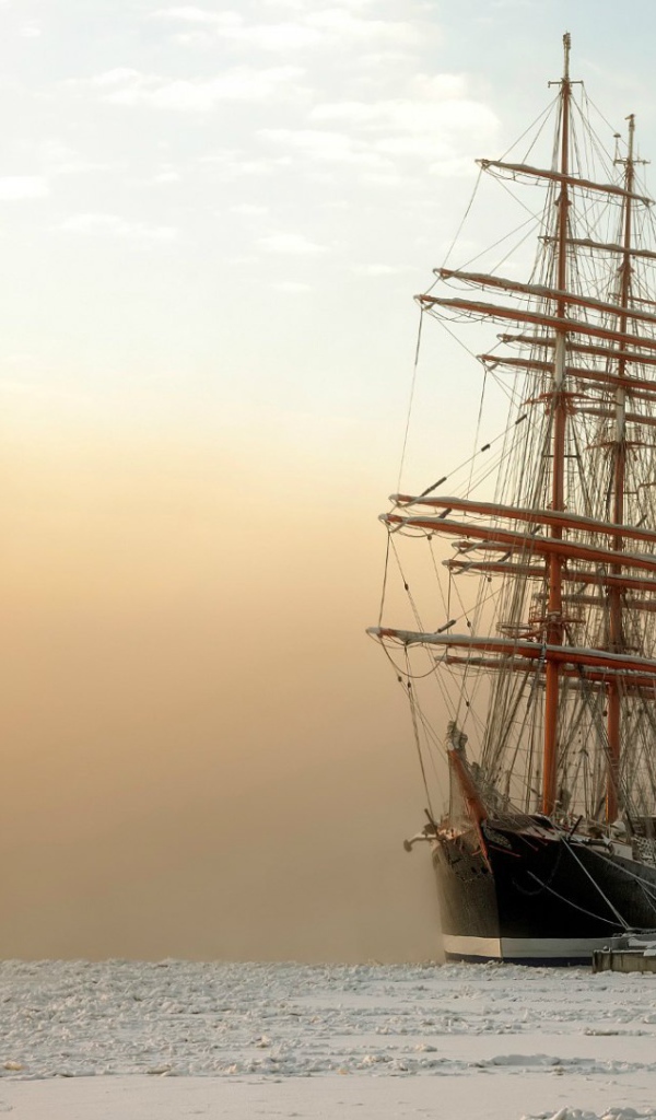 Парусный корабль в замерзшей бухте