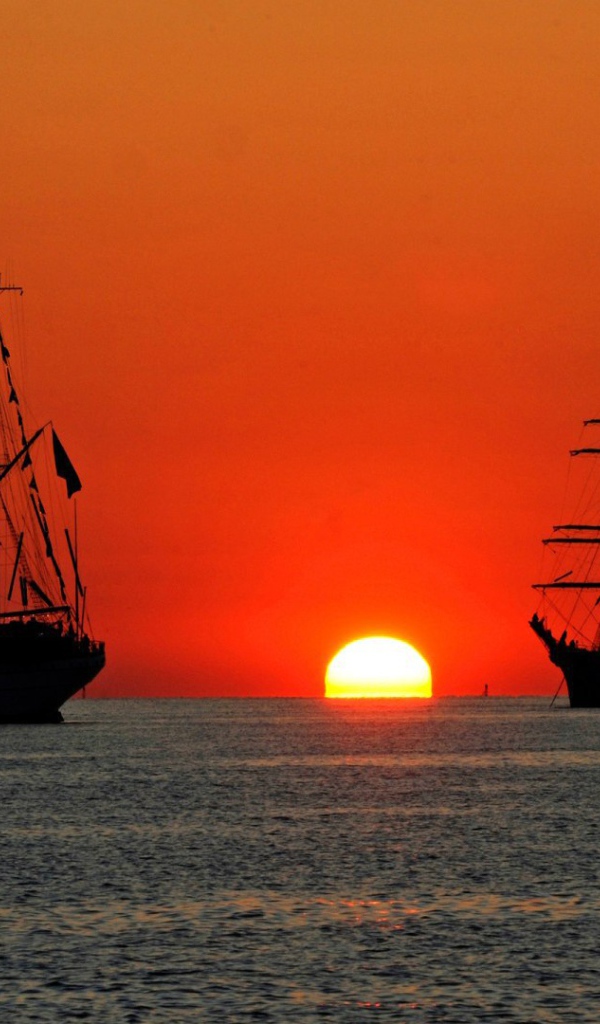 Парусные корабли на фоне заката