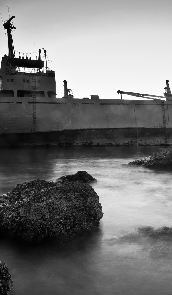 Корабль у рифов