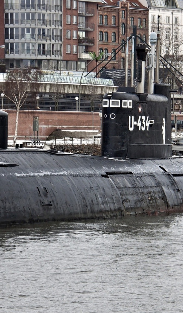 Подводная лодка у набережной в городе