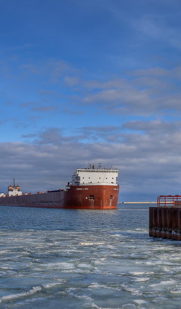 Танкер на рейде у маяка