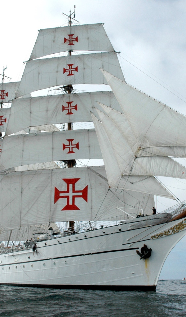 Кресты на парусах белого корабля