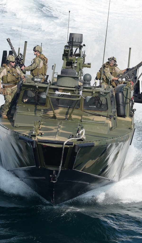 Солдаты на катере