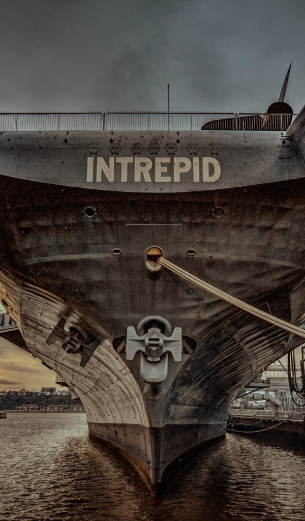 Американский авианосец Intrepid