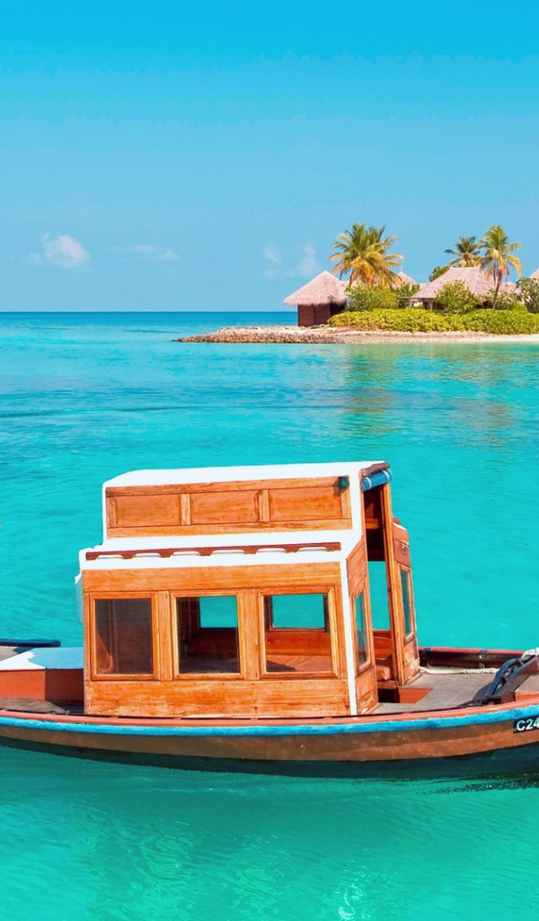Деревянная лодка у райского острова в Полинезии