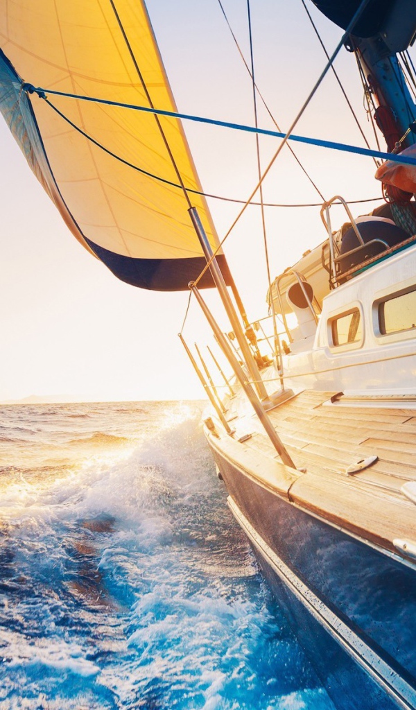 Яхта в море идет по курсу