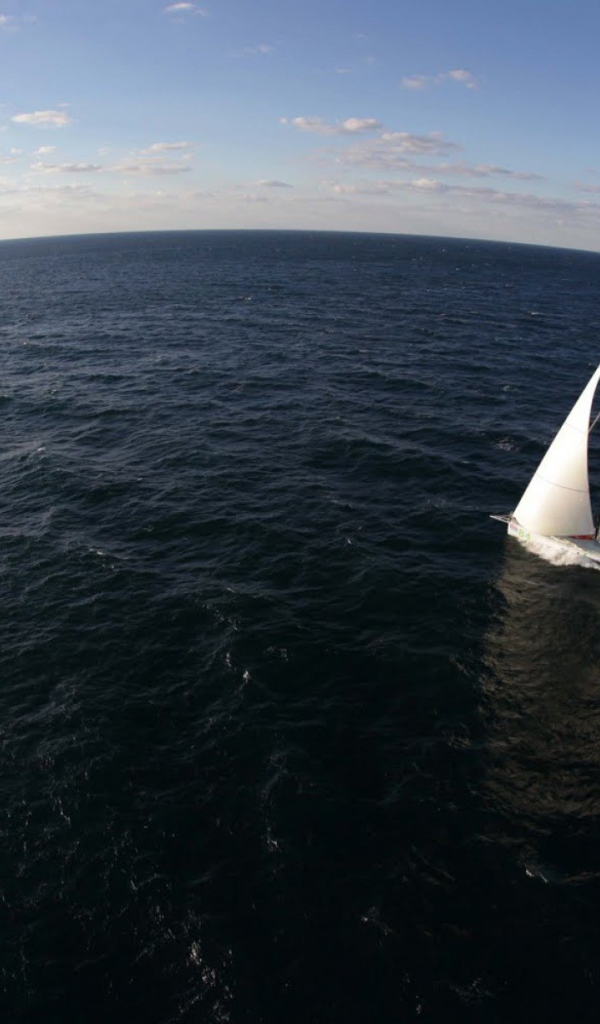 Яхта в бескрайнем океане