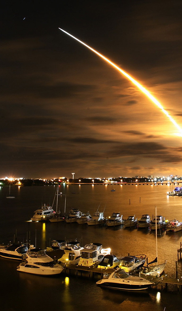 Запуск ракеты над морем